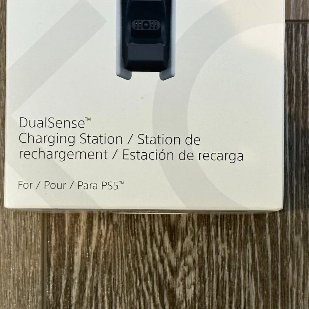 NWT Sony Playstation DualSense Charging Station for PS5